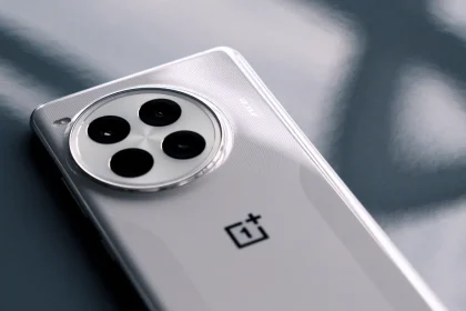 Baltas išmanusis telefonas su keturgube kamera OnePlus Ace 5
