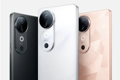 Trys modernaus dizaino išmanieji telefonai su pažangia kamera, juodos, baltos ir auksinės spalvos.